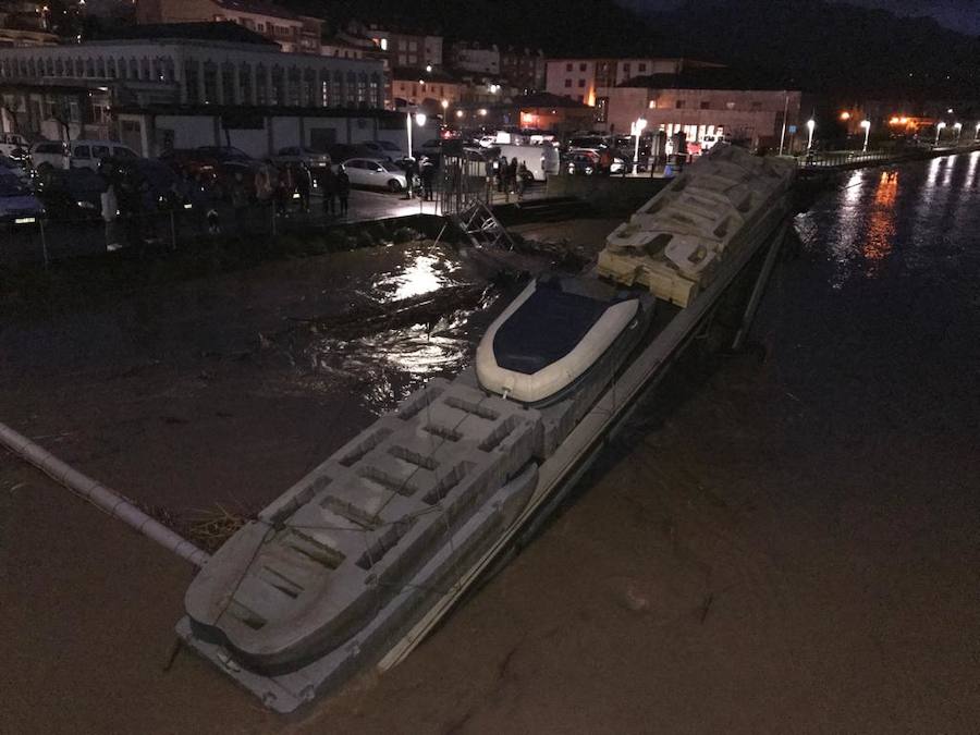 El hospital de Arriondas centra toda la atención por la crecida de los ríos Piloña y Sella. 