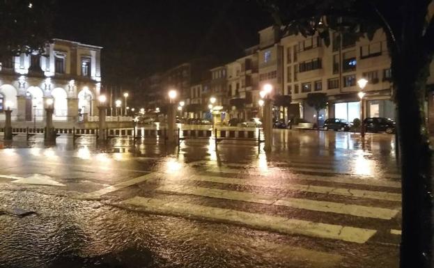 Imagen. Las intensas lluvias caídas en las últimas horas provocaron inundaciones en el centro de Villaviciosa.