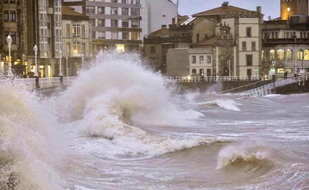 El temporal deja olas de siete metros en San Lorenzo