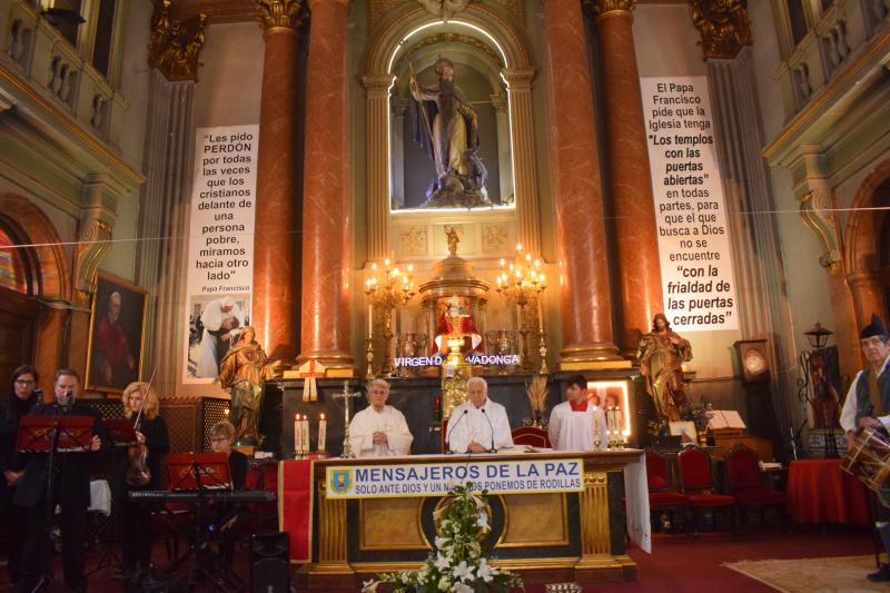 La iglesia de San Antón, en la madrileña calle de Hortaleza, acogió en la tarde de ayer una misa en recuerdo del recientemente fallecido presidente del Principado Vicente Álvarez Areces. La misa fue oficiada por el padre Ángel, fundador de la organización Mensajeros de la Paz y que está al frente de la parroquia. A la organización de la misma se sumó también el centro asturiano en la capital de España. En la imagen, un momento del acto