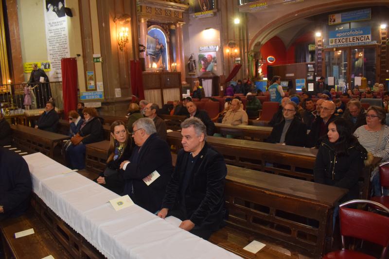 La iglesia de San Antón, en la madrileña calle de Hortaleza, acogió en la tarde de ayer una misa en recuerdo del recientemente fallecido presidente del Principado Vicente Álvarez Areces. La misa fue oficiada por el padre Ángel, fundador de la organización Mensajeros de la Paz y que está al frente de la parroquia. A la organización de la misma se sumó también el centro asturiano en la capital de España. En la imagen, un momento del acto