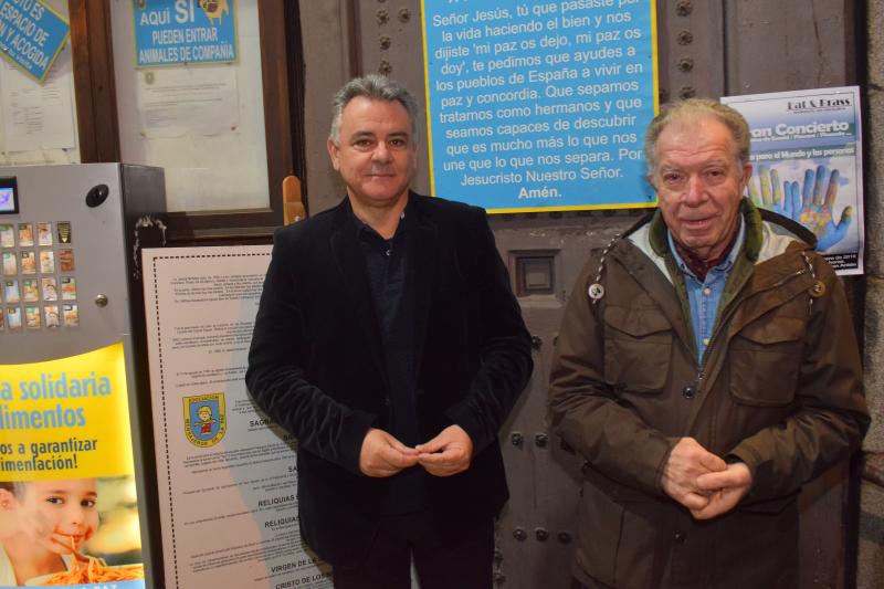 La iglesia de San Antón, en la madrileña calle de Hortaleza, acogió en la tarde de ayer una misa en recuerdo del recientemente fallecido presidente del Principado Vicente Álvarez Areces. La misa fue oficiada por el padre Ángel, fundador de la organización Mensajeros de la Paz y que está al frente de la parroquia. A la organización de la misma se sumó también el centro asturiano en la capital de España. En la imagen, un momento del acto