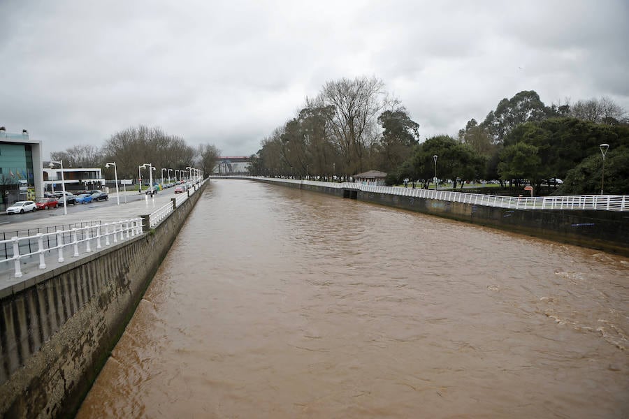 Cuatro ríos de la región permanecen en alerta ante la incesantes precipitaciones y el Principado ha activado el plan de inundaciones ante el temporal.