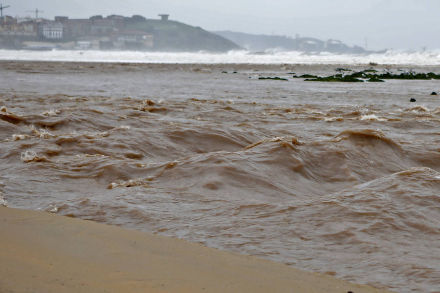 El Piles al límite de su capacidad baja con las aguas turbias y las consecuencias del temporal se dejan ver en distintos puntos de la ciudad