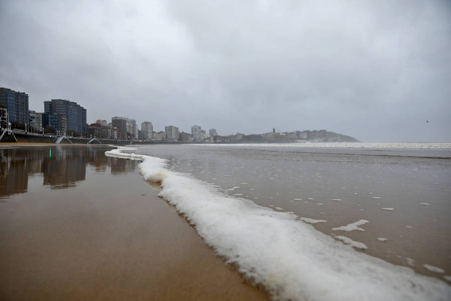 El Piles al límite de su capacidad baja con las aguas turbias y las consecuencias del temporal se dejan ver en distintos puntos de la ciudad