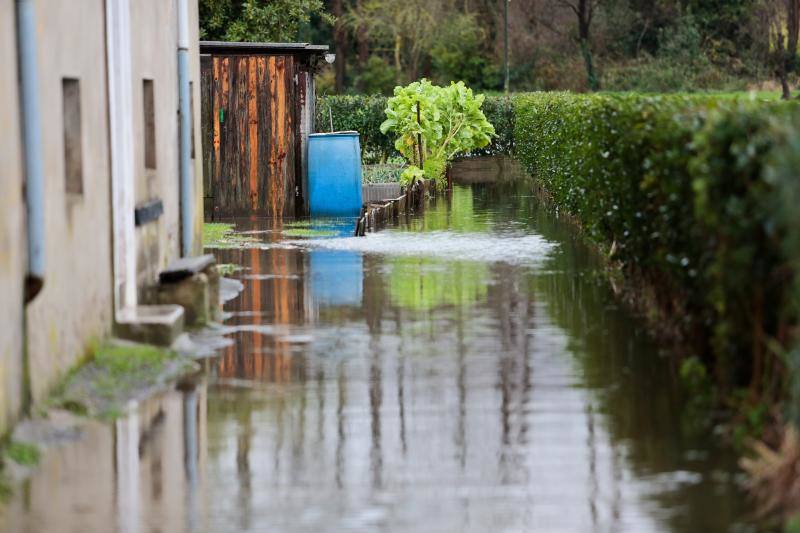 El Piles al límite de su capacidad baja con las aguas turbias y las consecuencias del temporal se dejan ver en distintos puntos de la ciudad