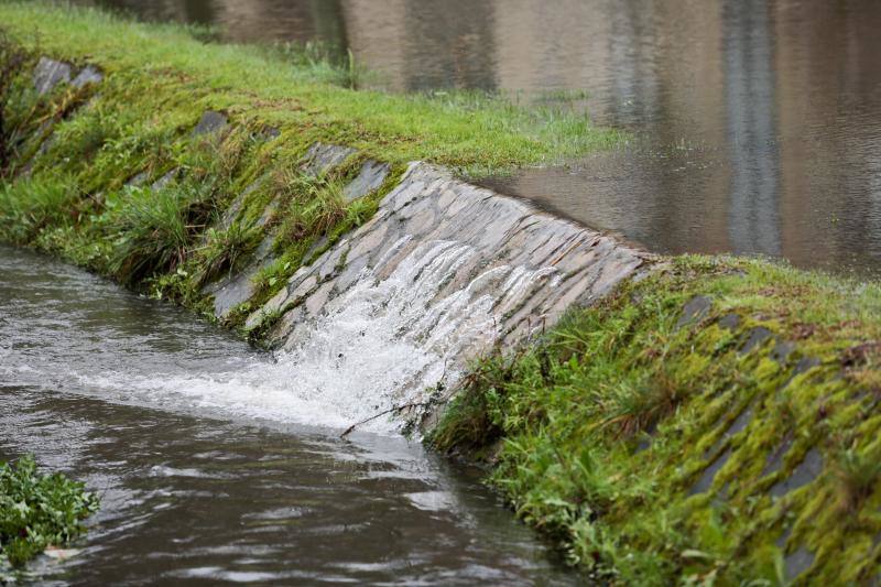 El Piles al límite de su capacidad baja con las aguas turbias y las consecuencias del temporal se dejan ver en distintos puntos de la ciudad