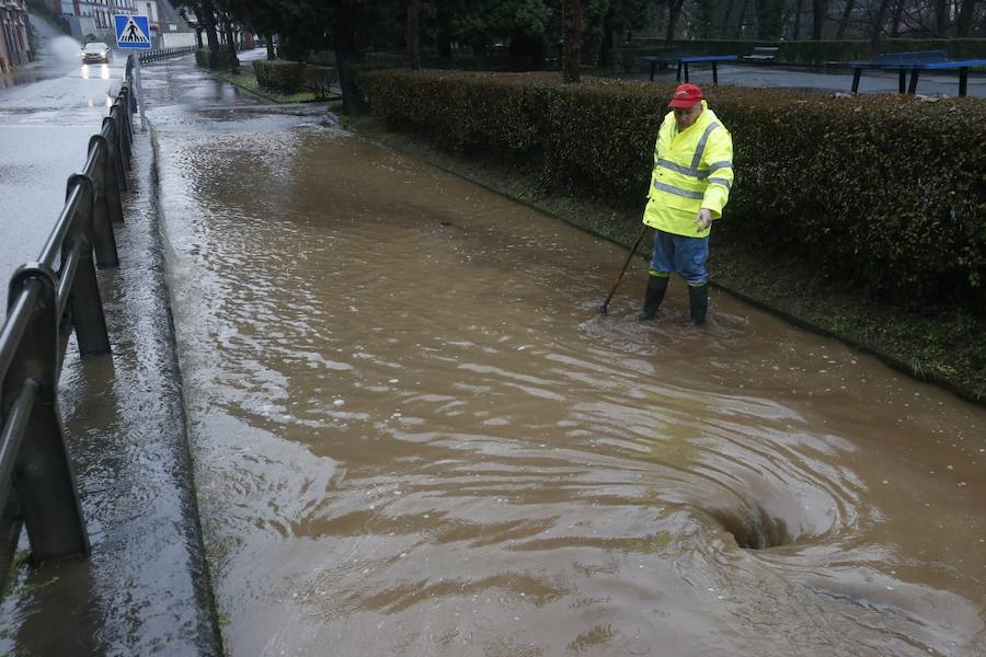 Cuatro ríos de la región permanecen en alerta ante la incesantes precipitaciones y el Principado ha activado el plan de inundaciones ante el temporal.