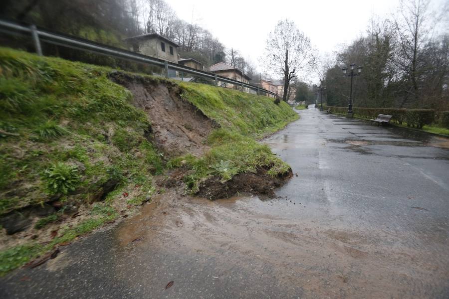 El río Trubia está desbordado en varios puntos, las alcantarillas anegadas y los portales de planta baja del grupo Coronel Baeza cubiertos de agua. Son algunas de las incidencias. 