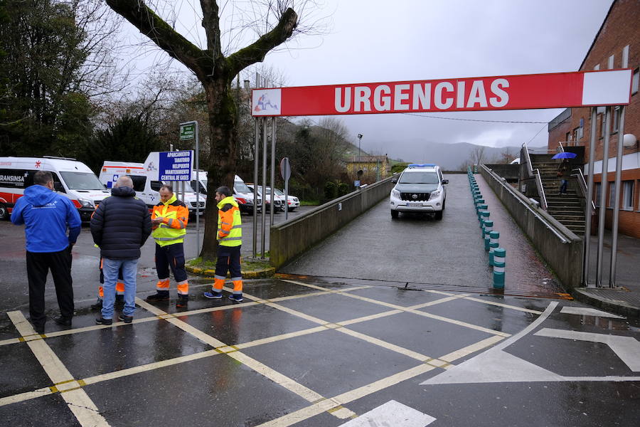 Medio centenar de personas son trasladadas a otros centros hospitalarios de la región ante la posibilidad de un desbordamiento de los ríos que inunde el hospital de Arriondas