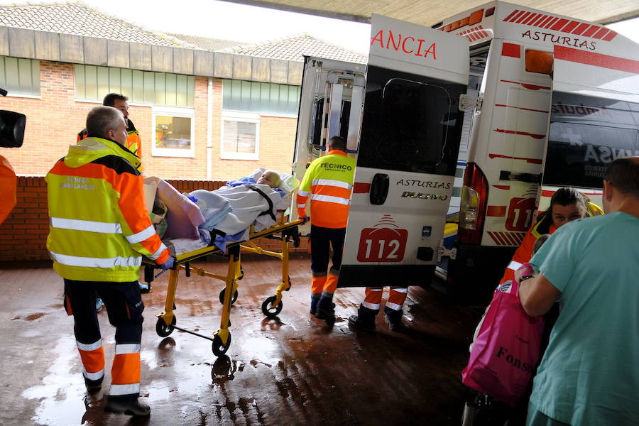 Medio centenar de personas son trasladadas a otros centros hospitalarios de la región ante la posibilidad de un desbordamiento de los ríos que inunde el hospital de Arriondas