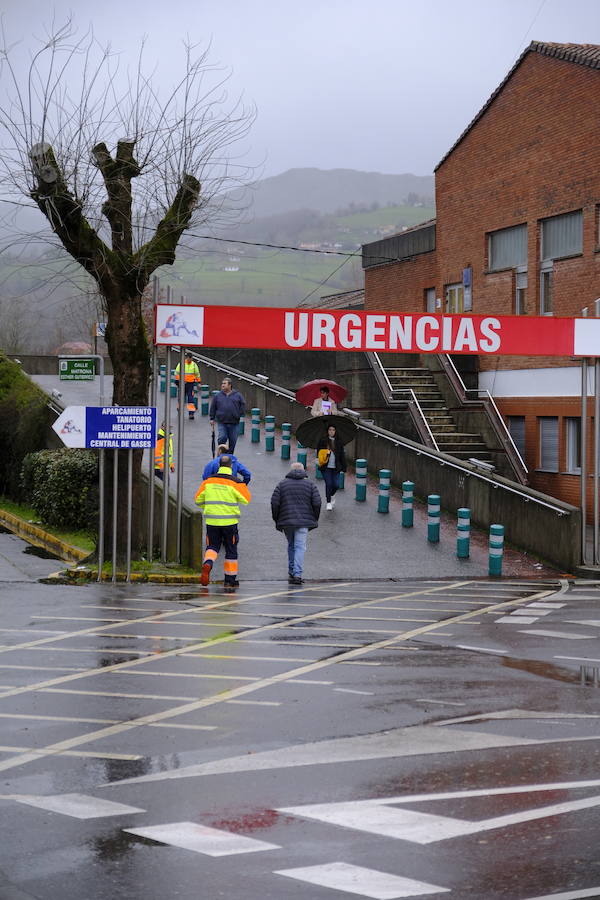 Medio centenar de personas son trasladadas a otros centros hospitalarios de la región ante la posibilidad de un desbordamiento de los ríos que inunde el hospital de Arriondas