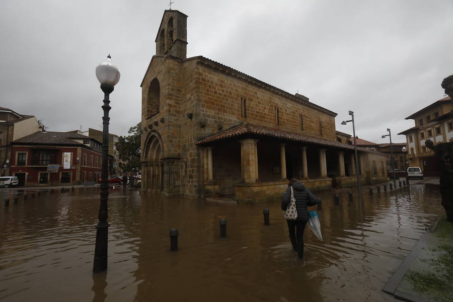 El río Linares se ha desbordado a su paso por La Barquerina obligando a cortar la circulación por la zona. Es alguno de los múltiples incidentes que registra la villa