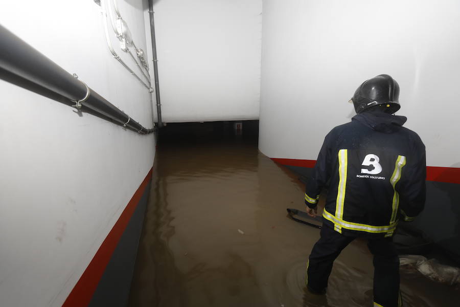 El río Linares se ha desbordado a su paso por La Barquerina obligando a cortar la circulación por la zona. Es alguno de los múltiples incidentes que registra la villa