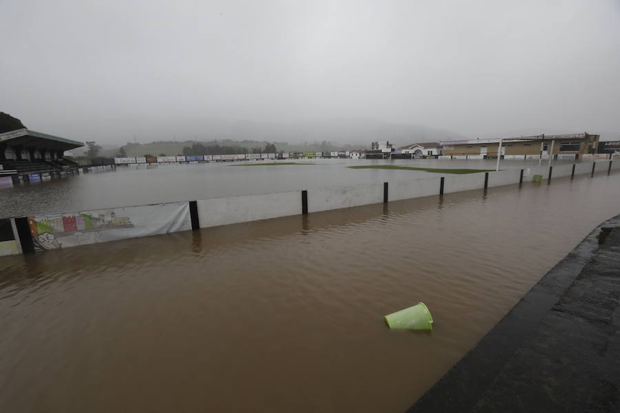 El río Linares se ha desbordado a su paso por La Barquerina obligando a cortar la circulación por la zona. Es alguno de los múltiples incidentes que registra la villa