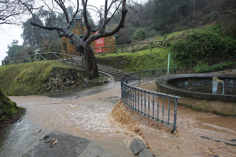 Fotos: La lluvia se ceba con la capital asturiana