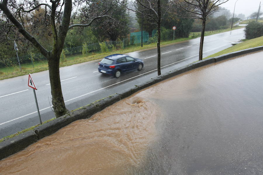 Fotos: La lluvia se ceba con la capital asturiana