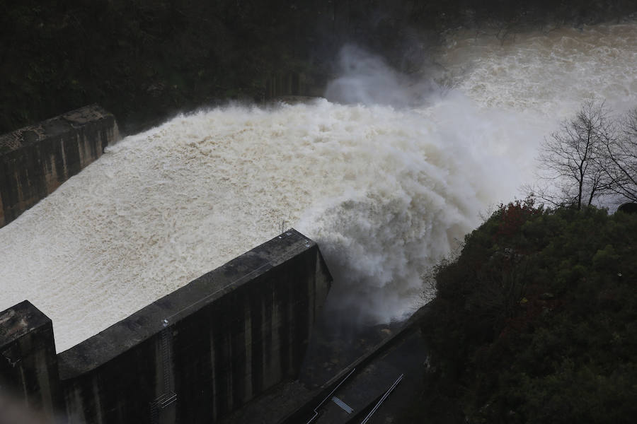 Cuatro muertos, calles anegadas por toda la región, cortes de varias carreteras, centros educativos cerrados y la evacuación preventiva de la central térmica de Lada, entre los múltiples incidentes de las inundaciones.