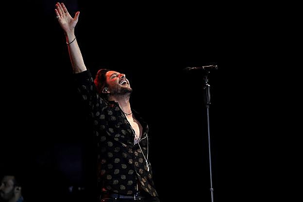 Manu Carrasco, durante un concierto. :: EFE