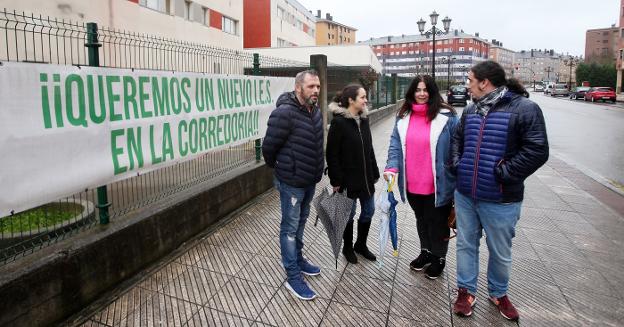 Falo Méndez, Lorena Frade, Marta Meijo y Dani Suárez delante de la pancarta en la que reclaman la construcción del IES. 