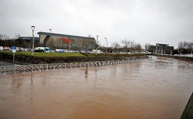 El Piles, con un caudal muy abundante y turbio, a su paso por el Palacio de Deportes. :