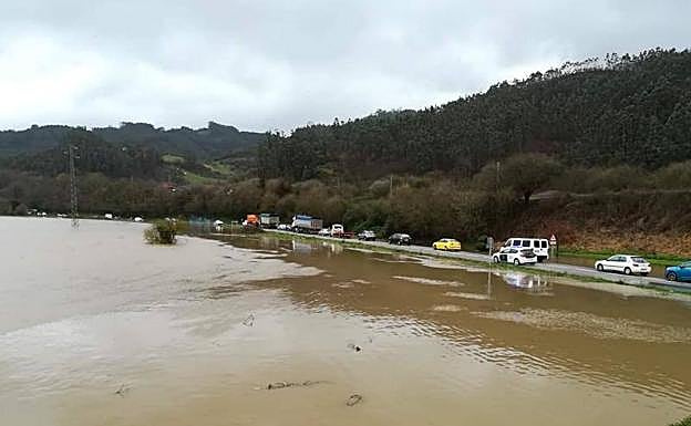 El Nalón se desbordó a última hora de ayer 