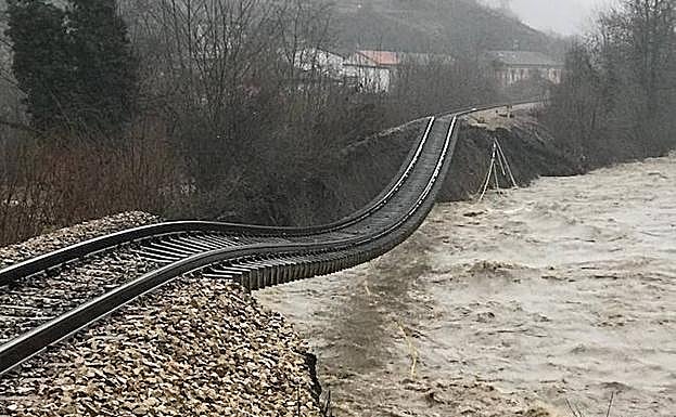 Así está la vía de tren a su paso por Cabañaquinta (Aller)