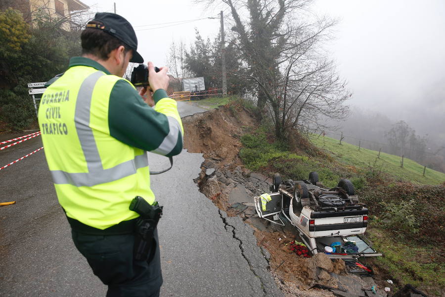 El temporal en Asturias provocó un desprendimiento que alcanzó a un vehículo y se saldó con una muerte y dos personas heridas.