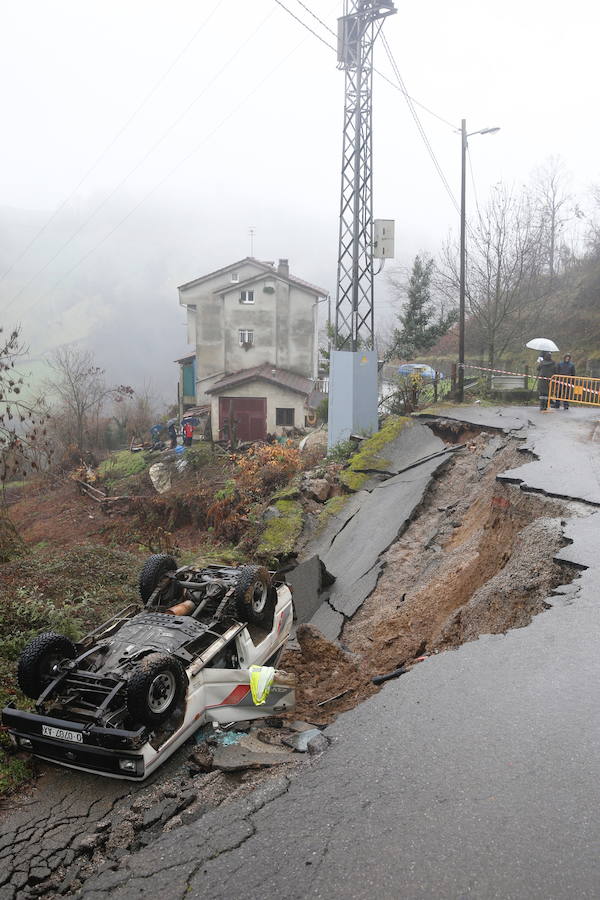 El temporal en Asturias provocó un desprendimiento que alcanzó a un vehículo y se saldó con una muerte y dos personas heridas.