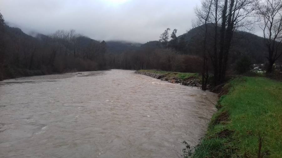 Las intensas lluvias que han caído en las últimas horas en la región desbordó el río Naviego y obligó a cerrar el paseo del Vino