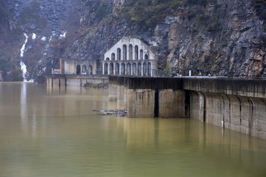 La crecida del río paralizó la central térmica de Lada y mantiene a una gran preocupación entre los vecinos de las Cuencas.