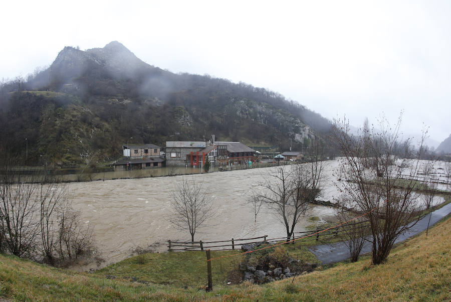 La crecida del río paralizó la central térmica de Lada y mantiene a una gran preocupación entre los vecinos de las Cuencas.
