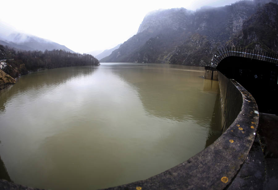 La crecida del río paralizó la central térmica de Lada y mantiene a una gran preocupación entre los vecinos de las Cuencas.