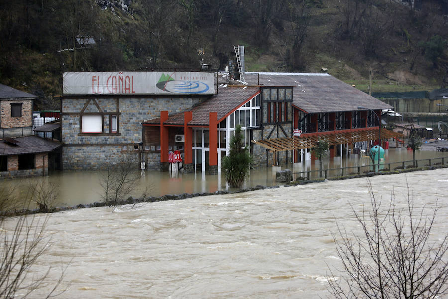 La crecida del río paralizó la central térmica de Lada y mantiene a una gran preocupación entre los vecinos de las Cuencas.