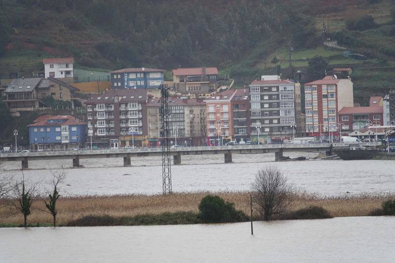 El Sella, desbordado en diferentes puntos, ha obligado a cortar al tráfico la carretera nacional 634 desde la localidad riosellana de Llovio hasta la capital parraguesa