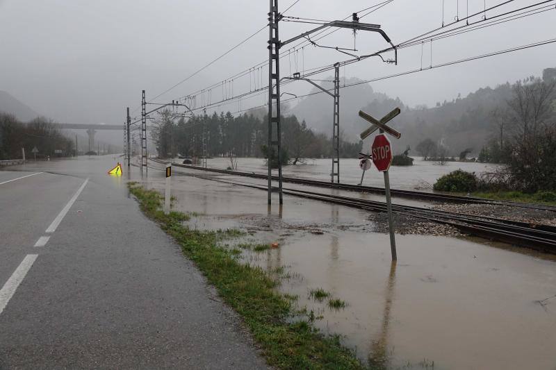 El Sella, desbordado en diferentes puntos, ha obligado a cortar al tráfico la carretera nacional 634 desde la localidad riosellana de Llovio hasta la capital parraguesa