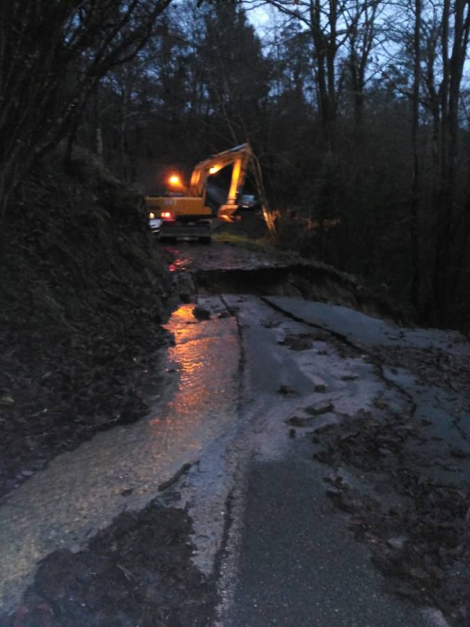 El Sella, desbordado en diferentes puntos, ha obligado a cortar al tráfico la carretera nacional 634 desde la localidad riosellana de Llovio hasta la capital parraguesa