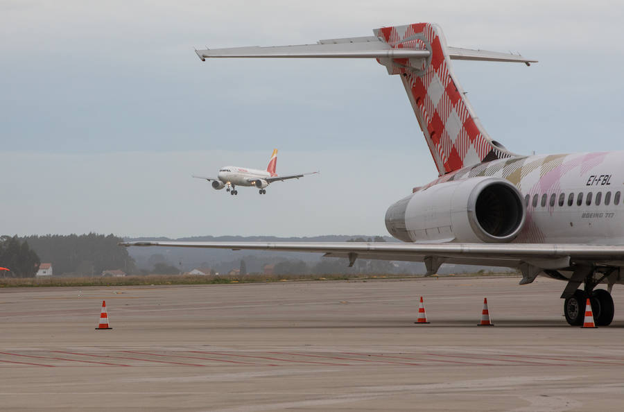 Un vuelo de Iberia en la pista del Aeropuerto de Asturias.