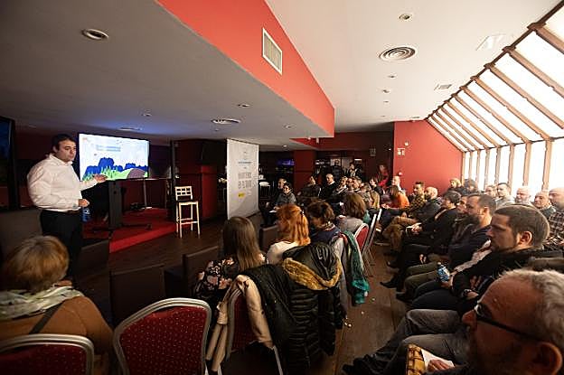 Actividad de divulgación científica celebrada ayer en el Hotel 40 Nudos. 