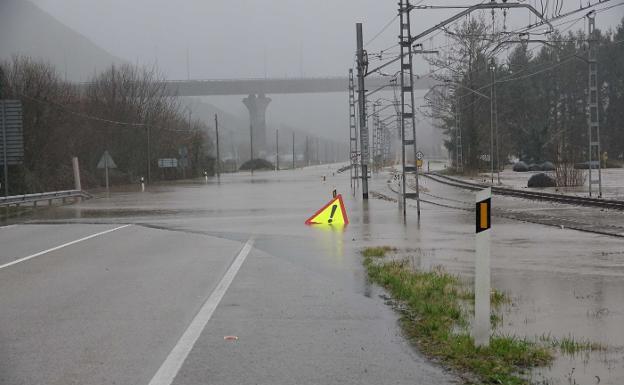 El río Sella formó una gran balsa de agua en las inmediaciones de Llovio. :: NEL ACEBAL 