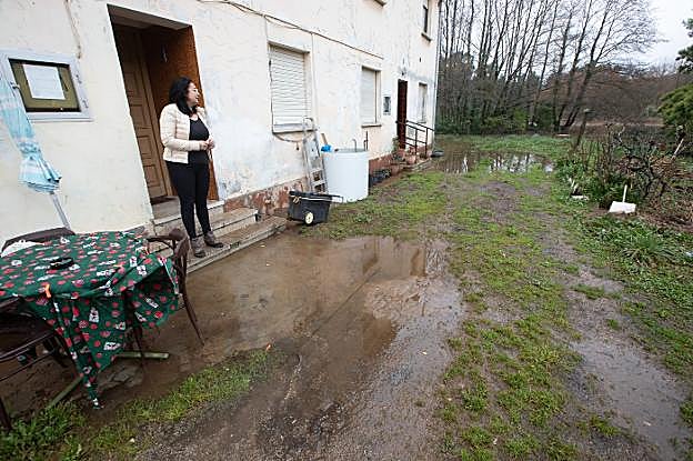 El caudal del río Raíces había bajado algo ayer. :: MARIETA