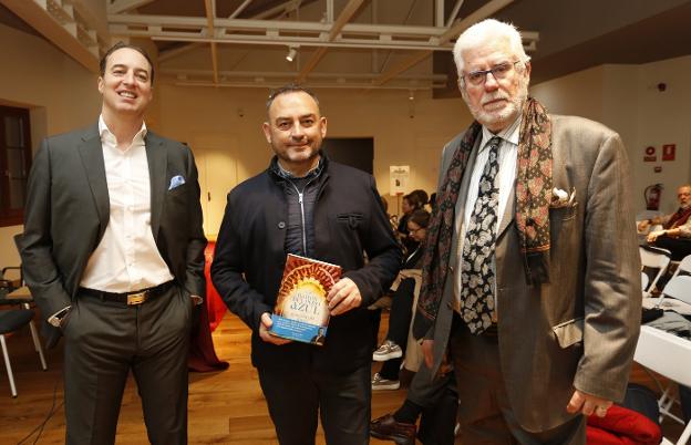 Ignacio del Valle, Jesús Adalid y Luis Rubio, en la presentación del libro en el Ateneo Jovellanos. 