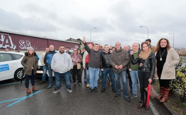 Taxistas asturianos cortaron ayer la circulación en la calle Sanz Crespo, en Gijón, durante una concentración. 