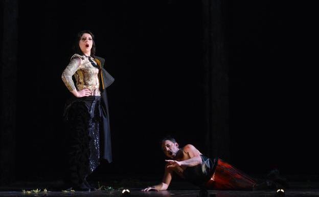 Varduhi Abrahamyan, en el papel de Carmen, y Alejandro Roy como Don José, en la representación de la ópera. 