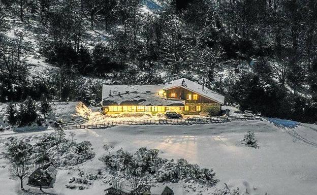 El refugio de Brañagallones, en Caso, es un punto de partida perfecto para disfrutar de la nieve. Hay que concertar el transporte hasta el complejo o ir a pie.