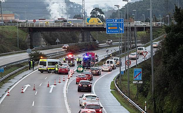 Lugar del accidente, donde fue desviado el tráfico a la altura de Parque Astur. 