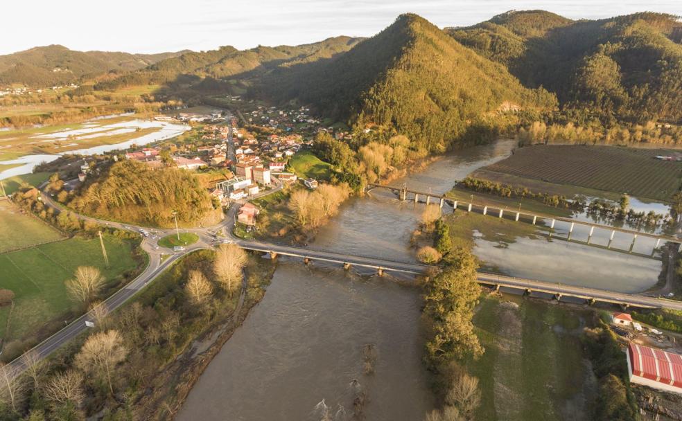 El río Nalón a su paso por Pravia, con el agua todavía desbordada sobre las plantaciones de ribera. :: TAREK HALABI
