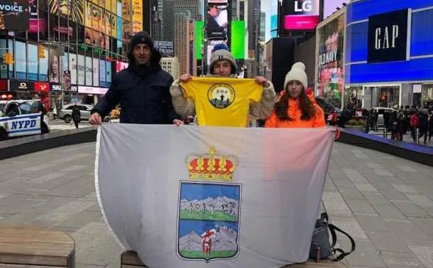 Víctor Morán, Olaya del Cueto y Marta Martínez con la bandera de Onís en Nueva York.