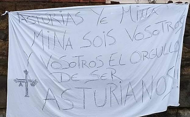 Una pancarta en el pozo Fondón, en apoyo a los mineros. 