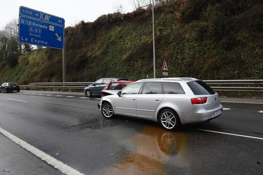 Varios vehículos se han visto implicados en un accidente registrado en las inmediaciones de los túneles de La Bolgachina, en la ronda exterior de Oviedo, en dirección León. La lluvia parece ser la causa de esta colisión. 